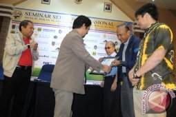 BERIKAN CENDERAMATA