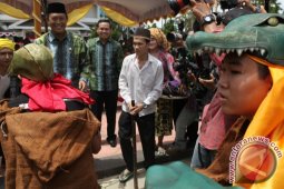 SAMBUT PESERTA KARNAVAL
