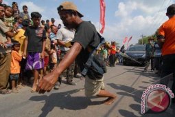 Lomba Tarik Mobil