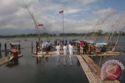 Upacara Di Tengah Danau