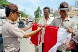 Bagikan Bendera Merah Putih