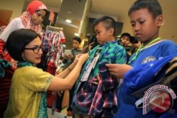 Artis-Anggota Dewan Belanja Dengan Anak Jalanan
