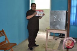 Bupati Sekadau Gunakan Hak Pilih di Pilkades Mungguk