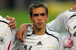 Lahm menikmati dapat bergabung dengan "klub 100" Jerman