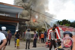 Rumah Mewah Kinjau di Sekadau Dilalap Api