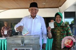 Awang Faroek Mencoblos di TPS 03 Samarinda