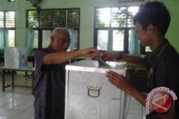Bupati Paser Gunakan Hak Pilih di TPS 358