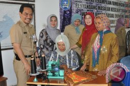 Latih Wanita Rawan Ekonomi