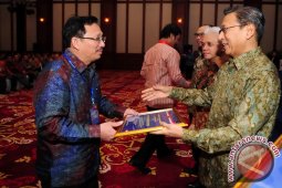 Wapres Beri Penghargaan Laporan Keuangan Kalbar