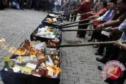 PBKBB Kukar Musnahkan Makanan Kedaluwarsa dan Berbahaya