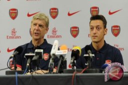 Arsene Wenger siap pertahankan Lucas Perez