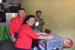Istri Gubernur Ikut Bernyanyi di TPS Usai Coblos
