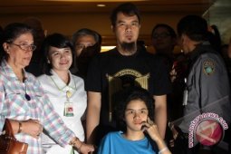 AQJ Keluar RSPI Ditemani Dhani dan Neneknya
