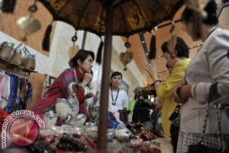 Delegasi "APEC Women" Berburu "Endek" di Klungkung