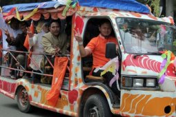 Bima Arya antar pengantin dengan odong-odong