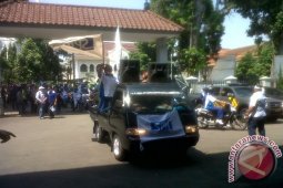 Ratusan buruh datangi DPRD tolak upah minimum