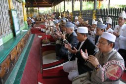 ZIARAH MAKAM PANGERAN SURIANSYAH