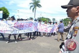 "Komunikasi" desak DPRD gunakan hak interpelasi
