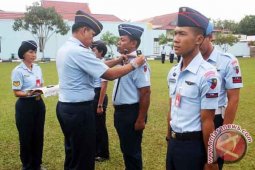 18 Anggota TNI AU Mandi Kembang