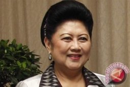 Ibu Negara memotret burung