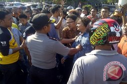 Polisi Bubar Paksa Unjuk Rasa Mahasiswa Gorontalo