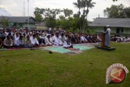 Umat Islam Ngabang Shalat Ied di Lapangan Koramil
