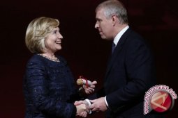 Hillary Clinton Didenda Akibat Parkir Sembarangan di London