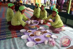 Lomba Bersurong Saprah Meriahkan HUT Singkawang