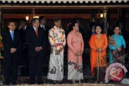 Kado Pernikahan Puteri Sultan Diperiksa Dengan "Metal Detektor"