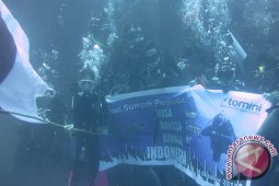 Penyelam Gelar Sumpah Pemuda Di Bawah Laut