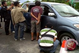 Rampok bobol mobil depan masjid Baitul Izza