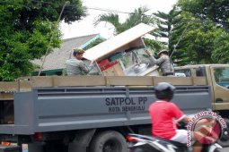 Ingin Adipura, Pol PP tertibkan pedagang