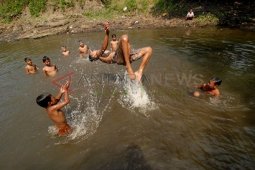 Mandi di Sungai