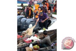 MEMOTRET PASAR TERAPUNG