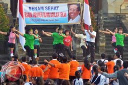 Dahlan Iskan Senam Bersama Masyarakat