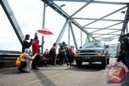 Tim Kementerian PU Menguji Jembatan Kapuas I