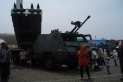 Menggelar kekuatan Alutsista pada HUT TNI