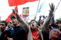 Tuntut Upah Layak