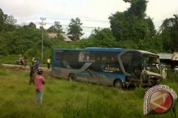 Bus Tabrak Pagar Pemakaman Sekadau