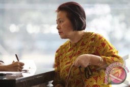 Istri Akil Mochtar Jenguk di Rutan