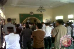 Sejumlah pelayat datangi rumah Iyus Djuher