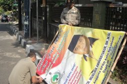 Satpol PP Sukabumi tertibkan alat peraga kampanye