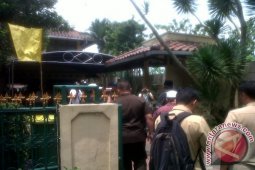 Iyus sudah pesan empat kapling liang makam