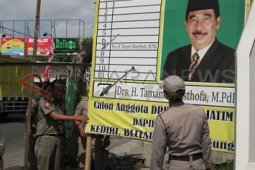 Turunkan Baliho
