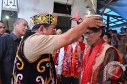 Ketum DAD Sekadau Kukuhkan Timanggong Adat Dayak Kerabat Penyapat