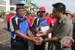 Sejahterakan Petani, Pemkab Salurkan  Ribuan Bibit Karet dan Sawit