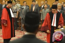 Ketua MK Hamdan awali tugas dengan berdoa