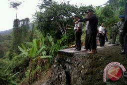 Atasi Longsor Pemkab Lampung Barat Upayakan Buat Jalan Sementara