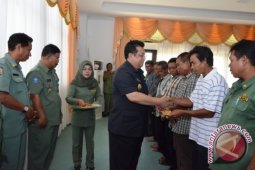 Bupati Sekadau Serahkan Bantuan  ke Korban Kebakaran Sungai Ringin