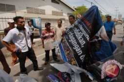 Satpol PP Turunkan Atribut Kampanye